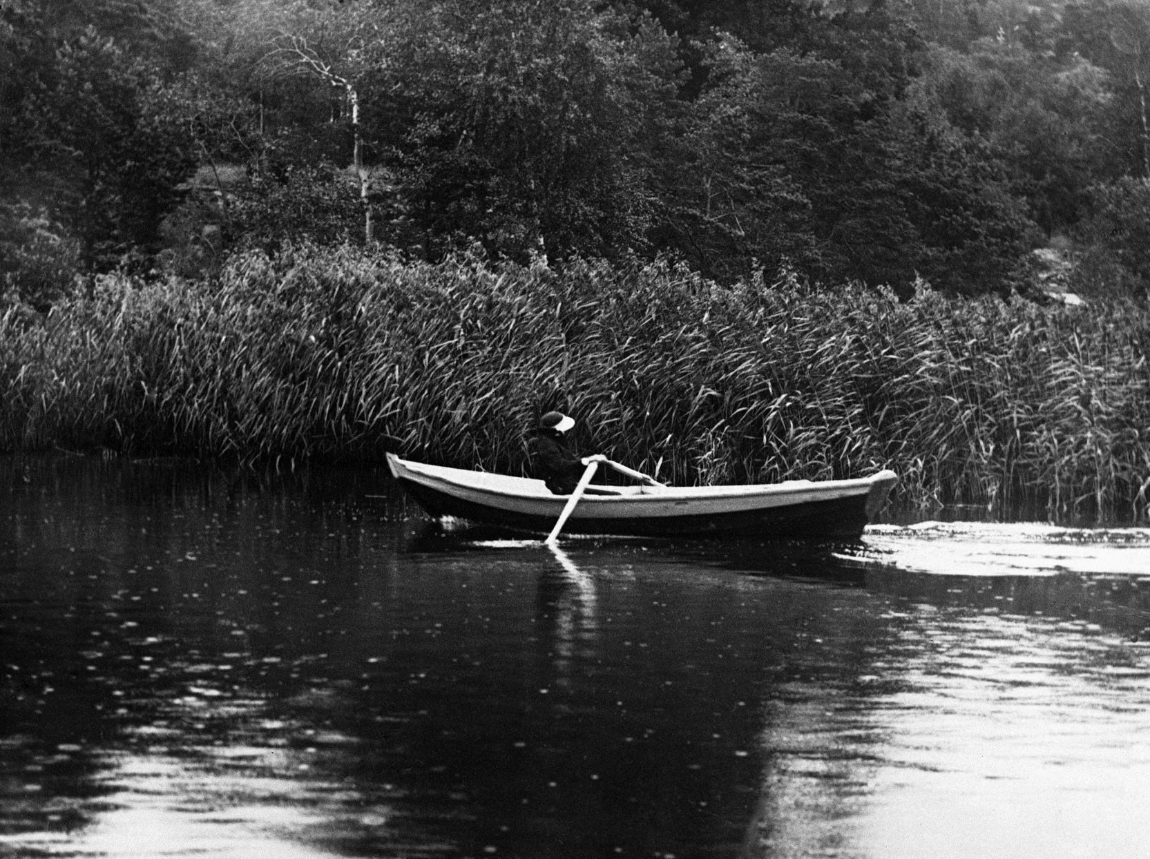 1932: Greta Garbo Rowing